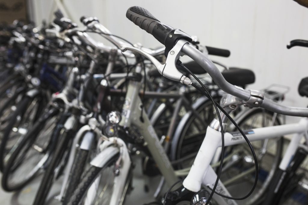 Photo-vélos Plusieurs vélos alignés - couleurs dans les ton noir, gris et blanc