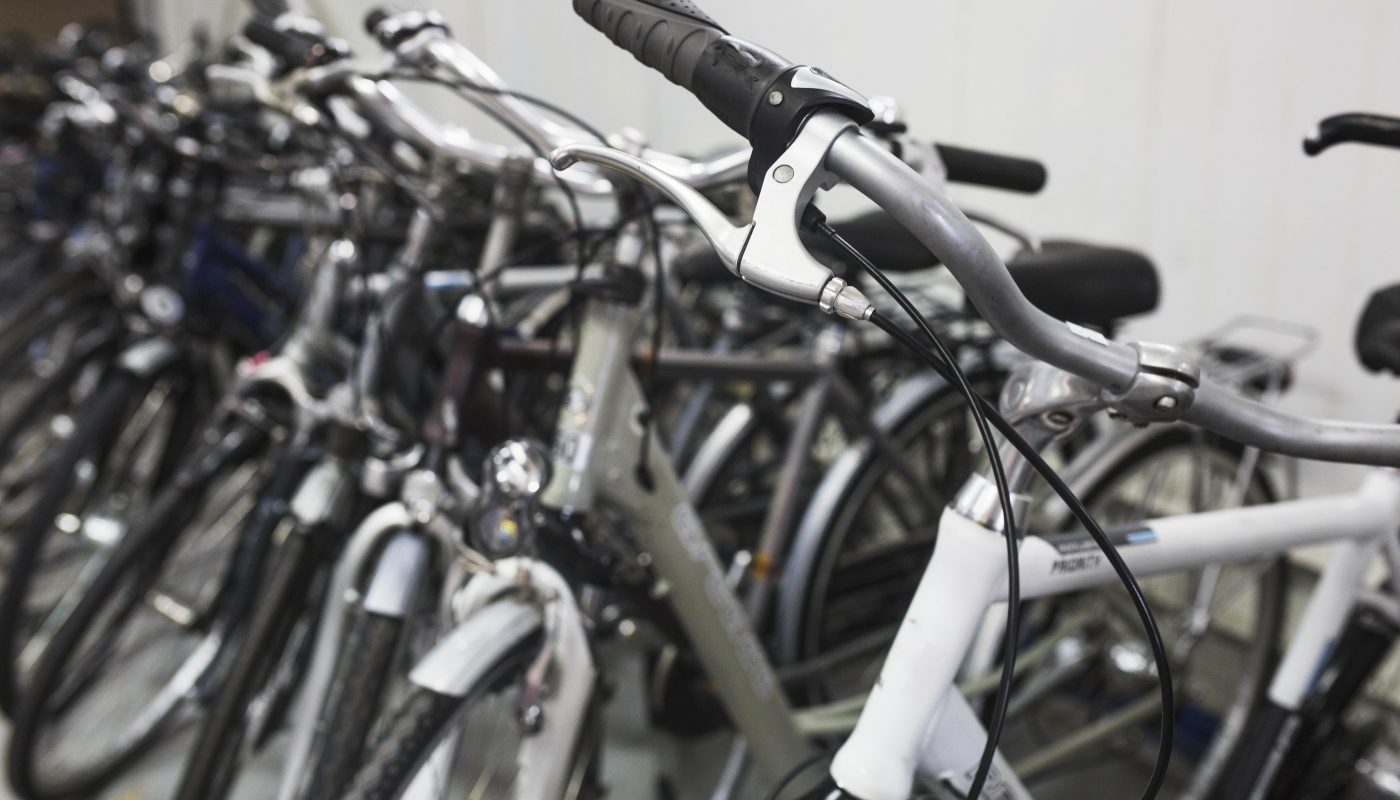 Plusieurs vélos alignés - couleurs dans les ton noir, gris et blanc